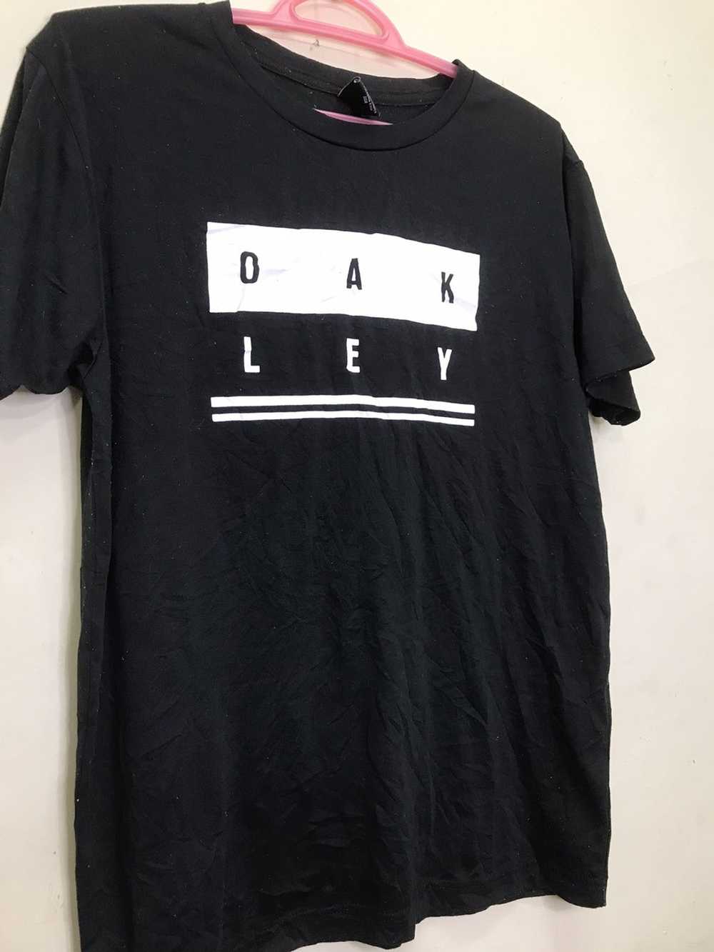 Oakley × Streetwear Oakley Tee X Street Fashion - image 3