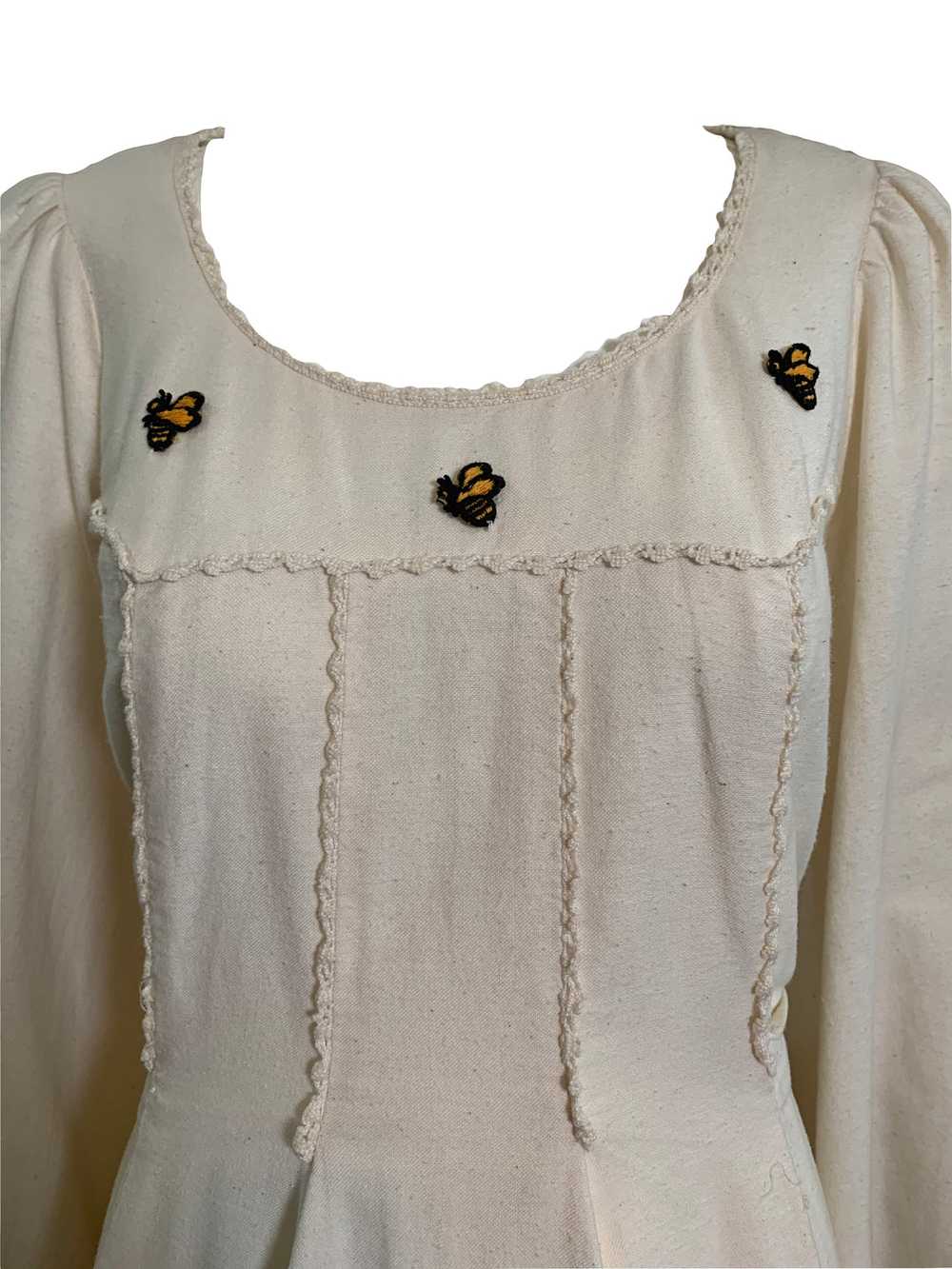 70s Bumblebee Applique Linen Maxi dress with Trum… - image 4