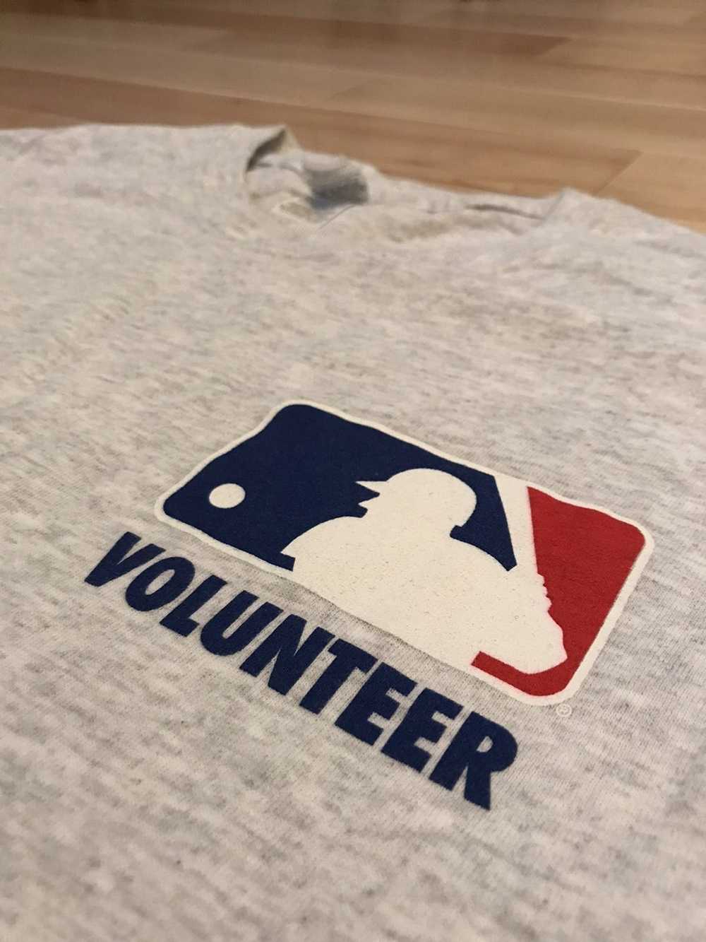 Gildan × MLB MLB Volunteer T-Shirt - image 2