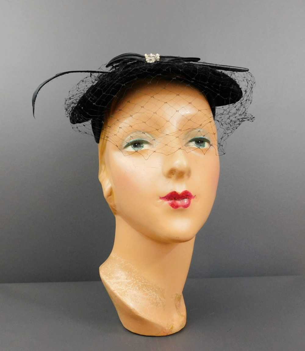 Vintage 1950s Black Velvet Hat with Feather, Blac… - image 3