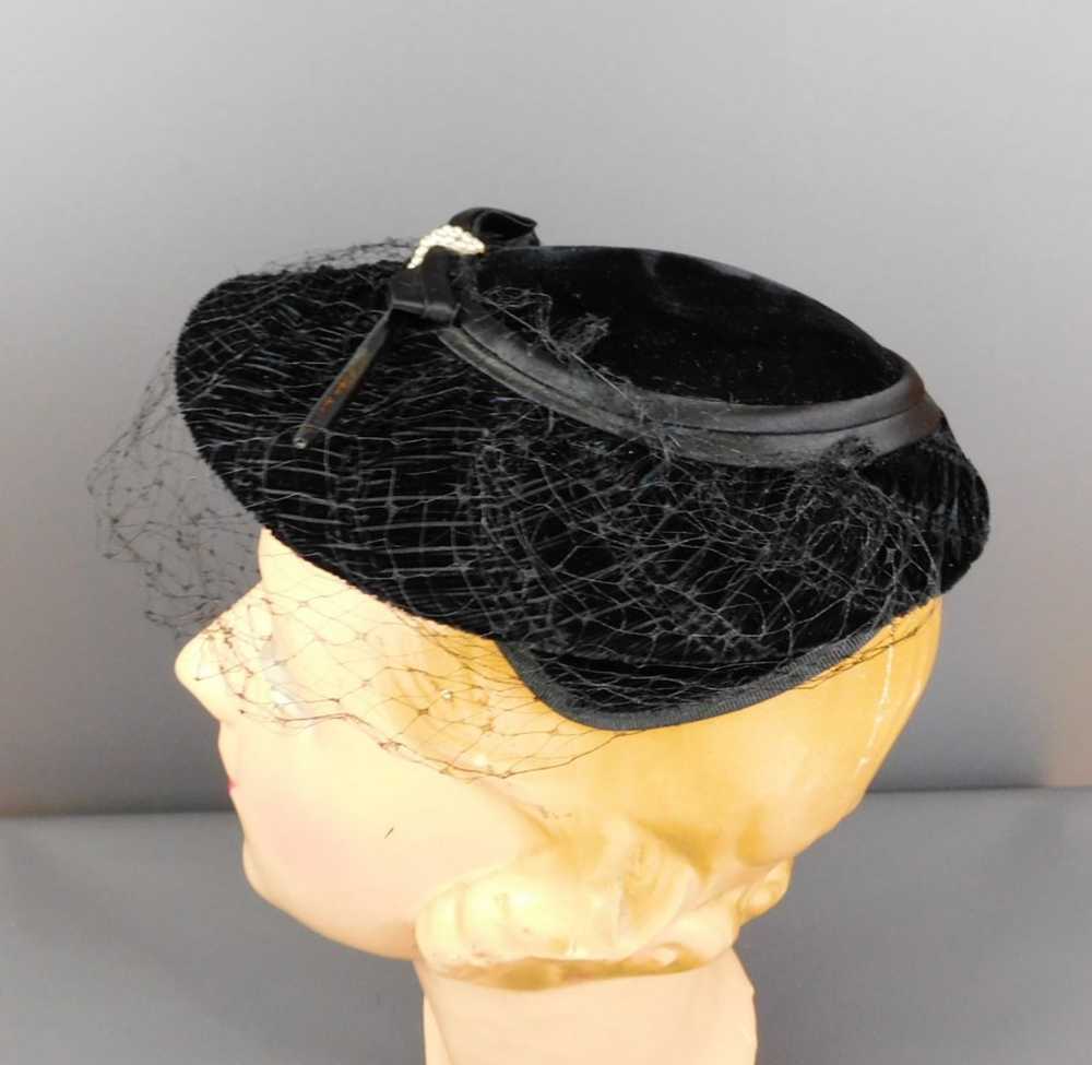 Vintage 1950s Black Velvet Hat with Feather, Blac… - image 4