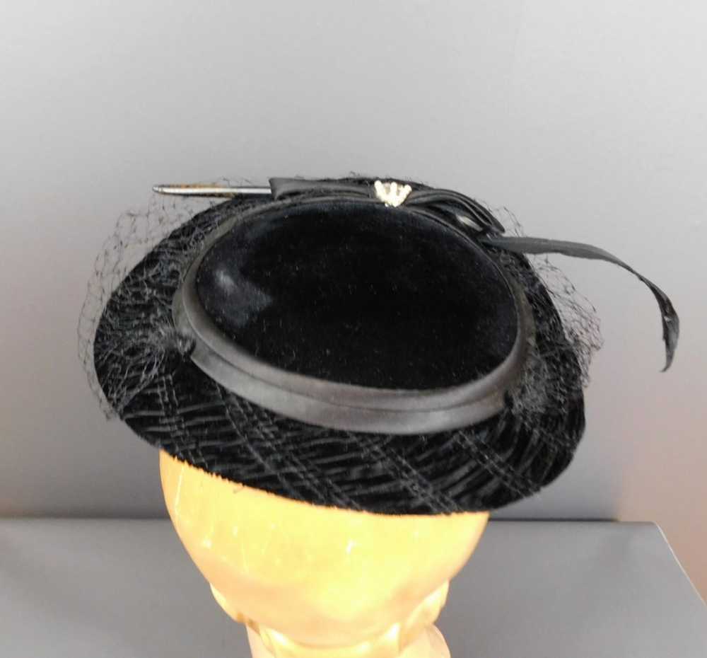 Vintage 1950s Black Velvet Hat with Feather, Blac… - image 5