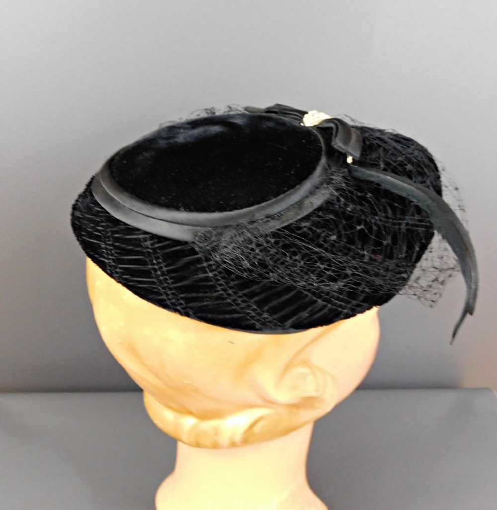 Vintage 1950s Black Velvet Hat with Feather, Blac… - image 6