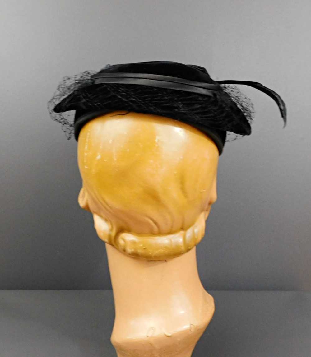 Vintage 1950s Black Velvet Hat with Feather, Blac… - image 7