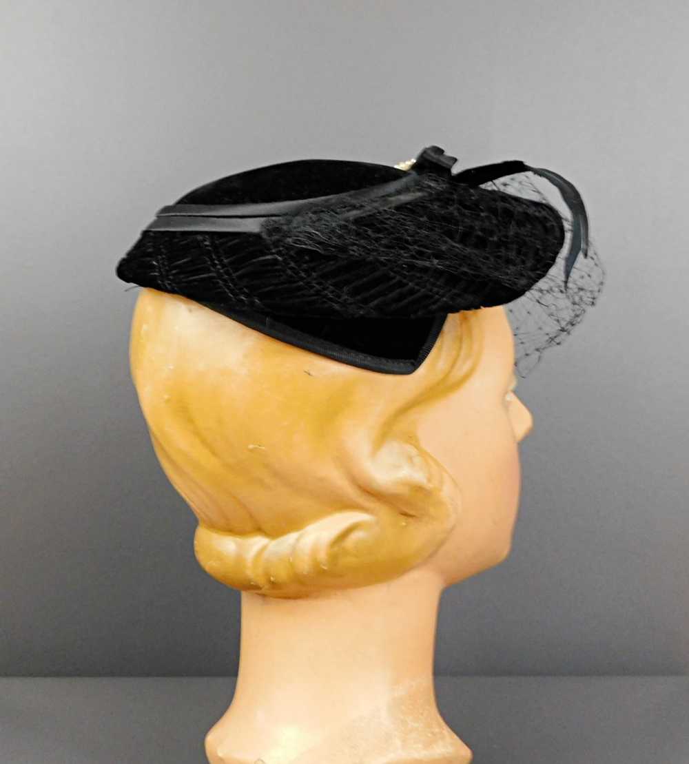 Vintage 1950s Black Velvet Hat with Feather, Blac… - image 8