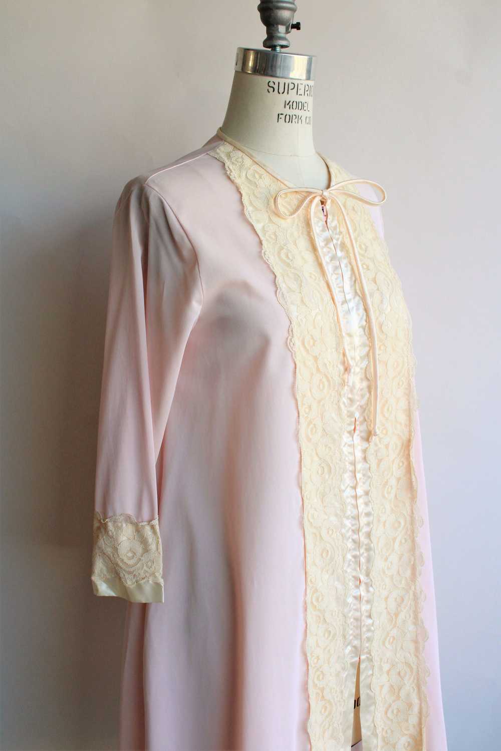 Vintage 1970s Gilead Pink And Lace Nylon Robe wit… - image 4