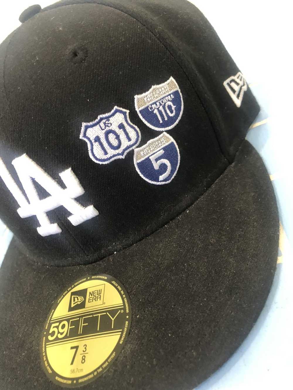 New Era Los Angeles Dodgers Black fitted 7 3/8 - image 2