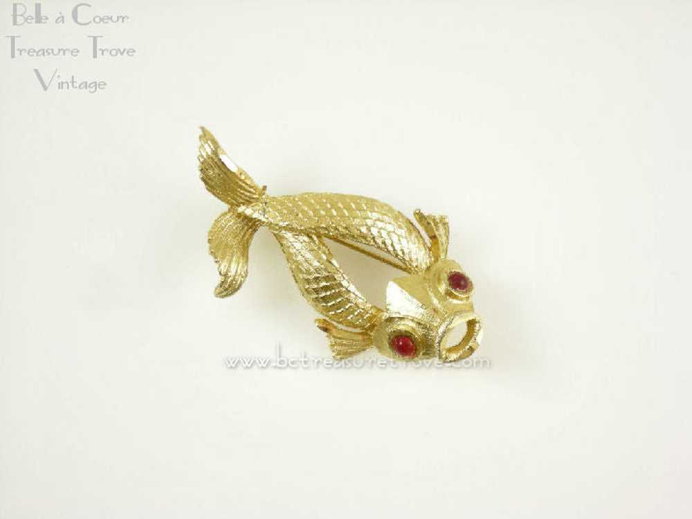 Goldtone Fish Brooch with Red Eyes Vintage Pin Si… - image 3