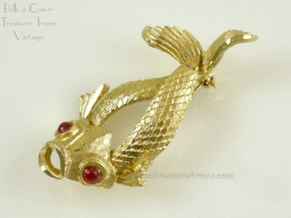 Goldtone Fish Brooch with Red Eyes Vintage Pin Si… - image 5