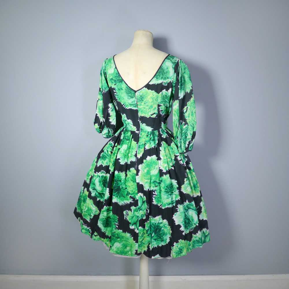 50s 60s GREEN AND BLACK FLORAL PRINT DRESS WITH C… - image 10