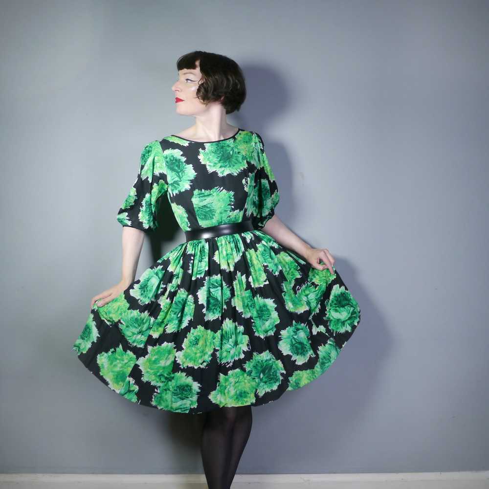 50s 60s GREEN AND BLACK FLORAL PRINT DRESS WITH C… - image 3