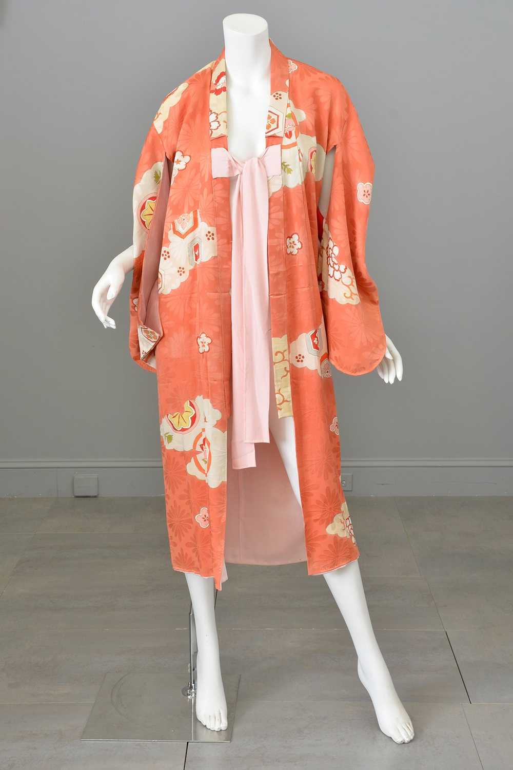 Vintage Kimono Coral and Pink Retro Floral and Cl… - image 1