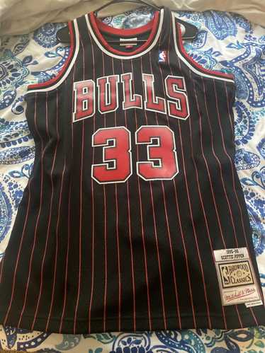 Buy Bulls Pippen Swingman Jersey (B&T) Men's Shirts from Mitchell