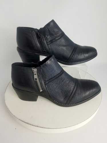 Charles David Size 8 Black Textured Shooties