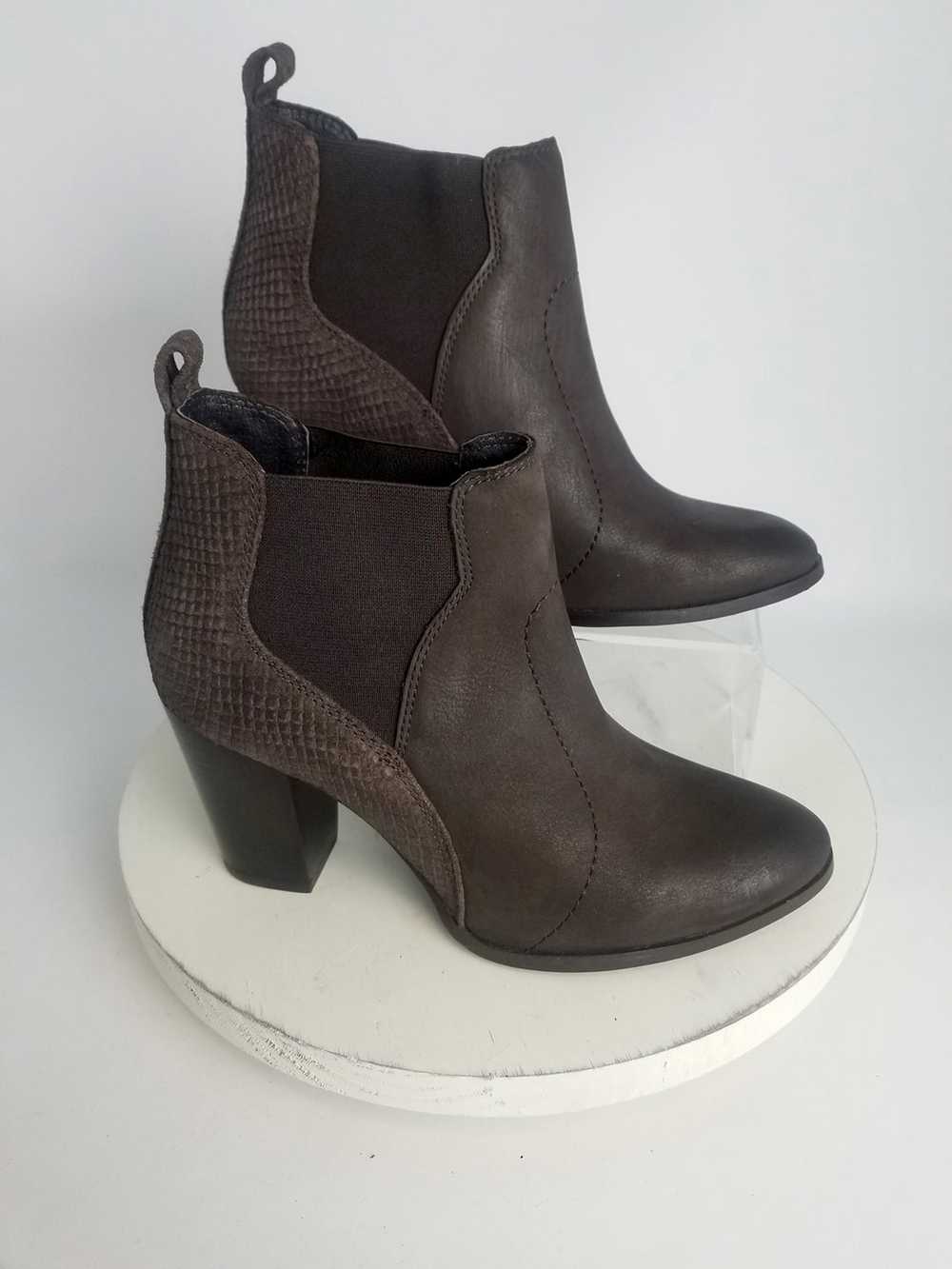 Seychelles Size 8.5 Brown Textured Boots NWOB - image 1