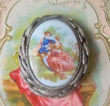 ヴィンテージ リモージュ フラゴナール 求愛カップル 磁器 サイン入りブローチ Fragonard courting couple - Gem