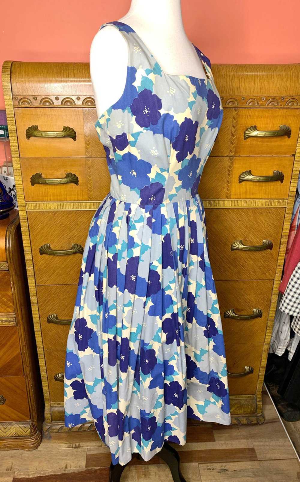 1950s Jumbo Floral Cotton Pleated Swing Dress - image 3