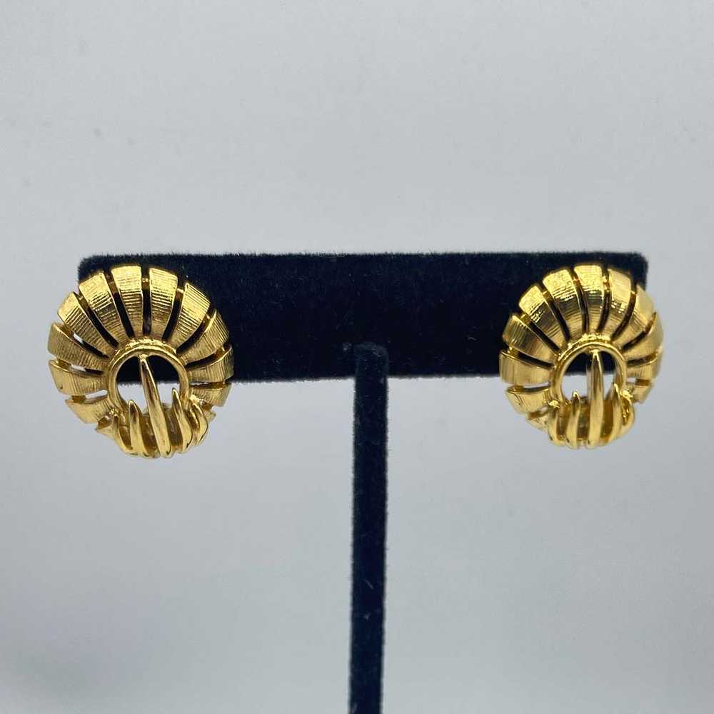 Vintage Gold-Tone Tailored Pierced Earrings - image 4