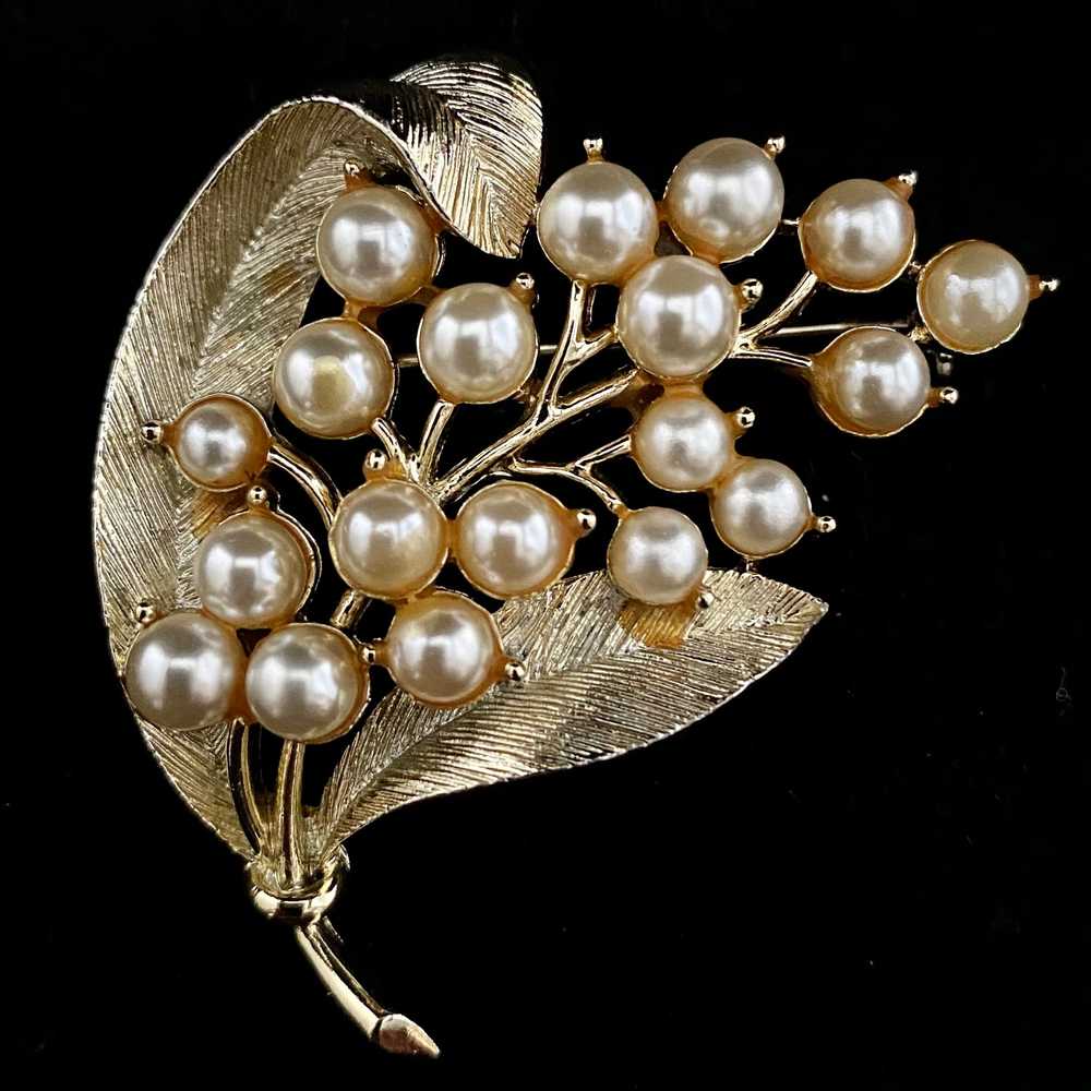 1960s Lisner Pearl Leaf Brooch - image 1