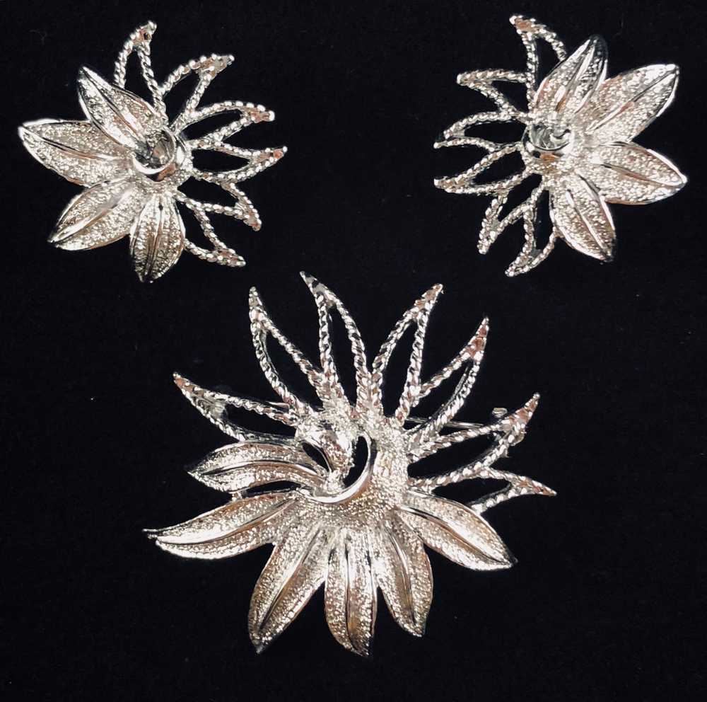1969 Sarah Coventry Demi-Flower Brooch & Earrings - image 1