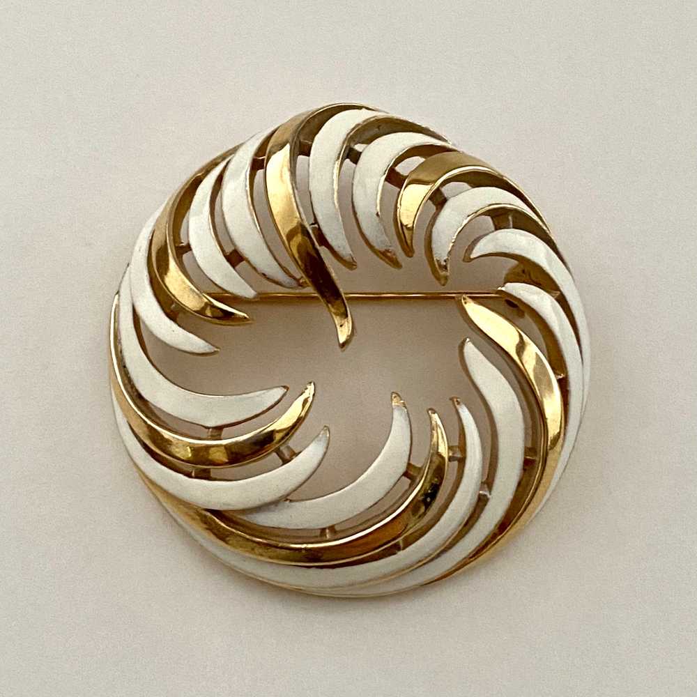 Late 50s/ Early 60s Trifari Round Abstract Brooch - image 1