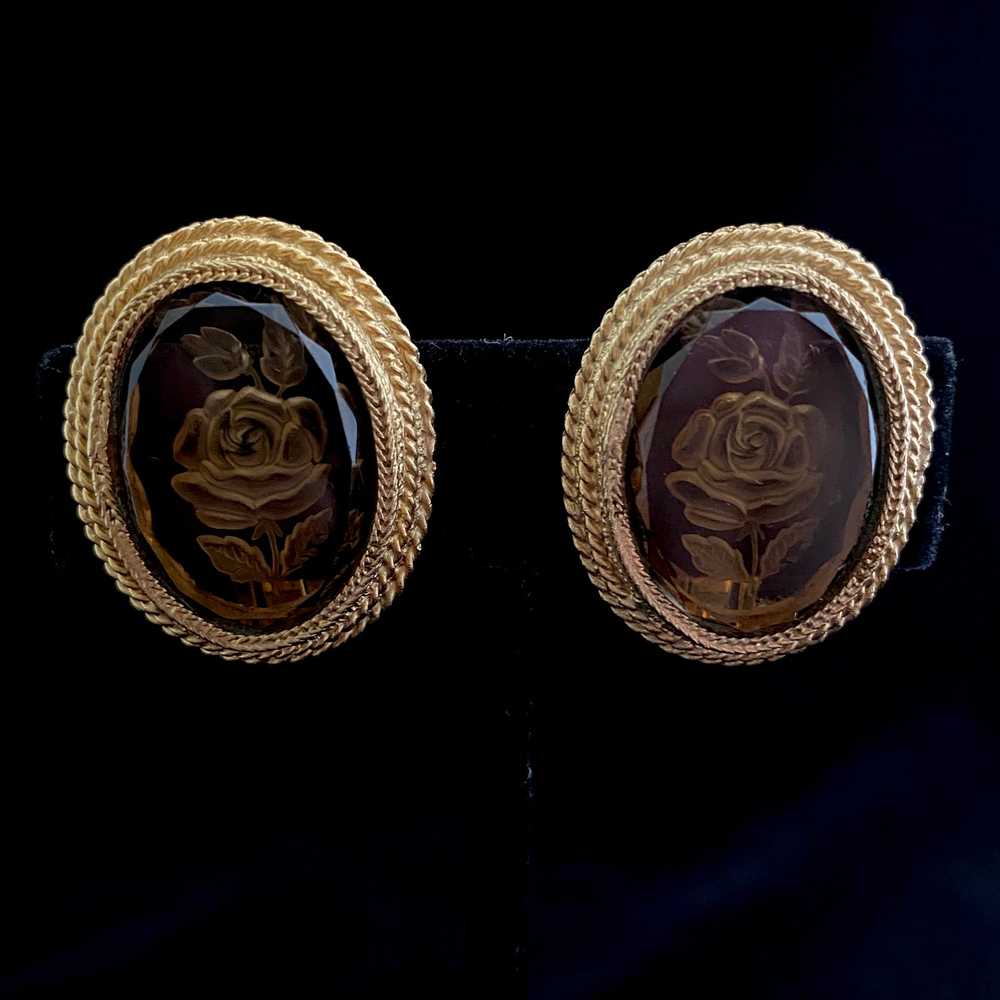 1960s Goldette Intaglio Brooch & Earrings - image 2