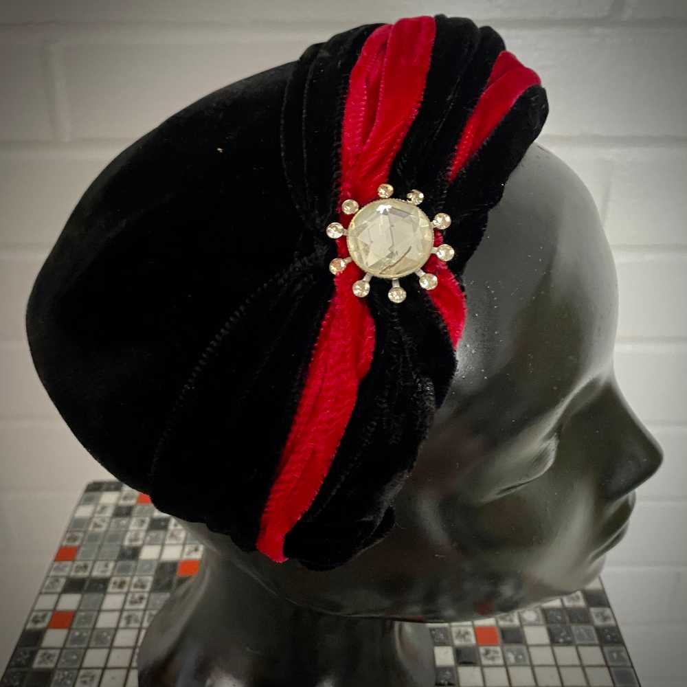 1950s Black & Red Velvet Calot Hat - image 3