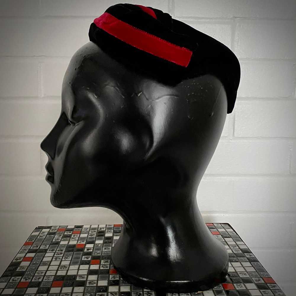 1950s Black & Red Velvet Calot Hat - image 5
