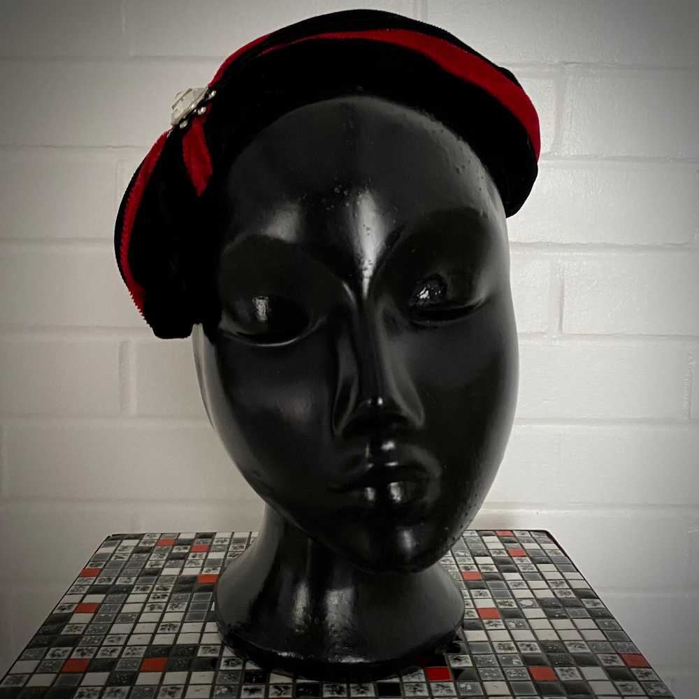 1950s Black & Red Velvet Calot Hat - image 6