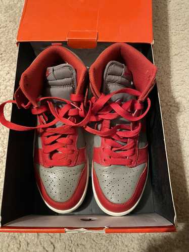 https://img.gem.app/322374006/1t/1696075168/nike-dunk-high-unlv-size-8-worn-a-couple-times.jpg