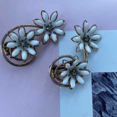 1960s White Floral Clip Earrings - image 1
