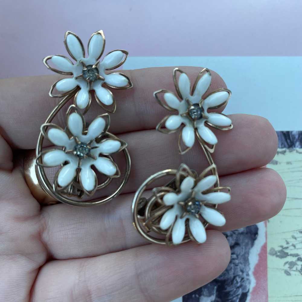 1960s White Floral Clip Earrings - image 2