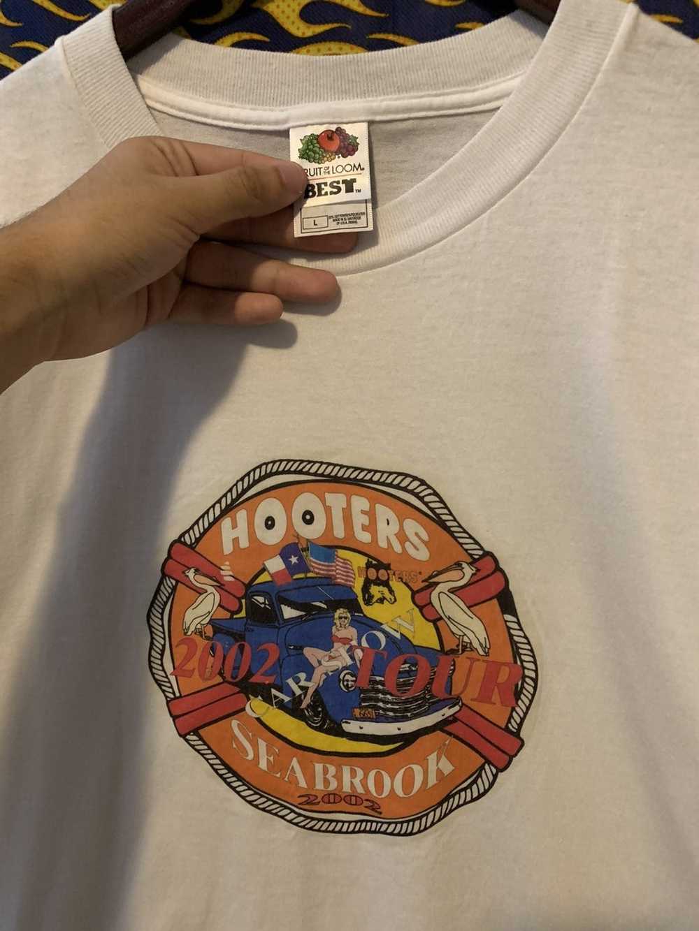 Vintage VINTAGE 2002 HOOTERS CARSHOW T SHIRT - image 2