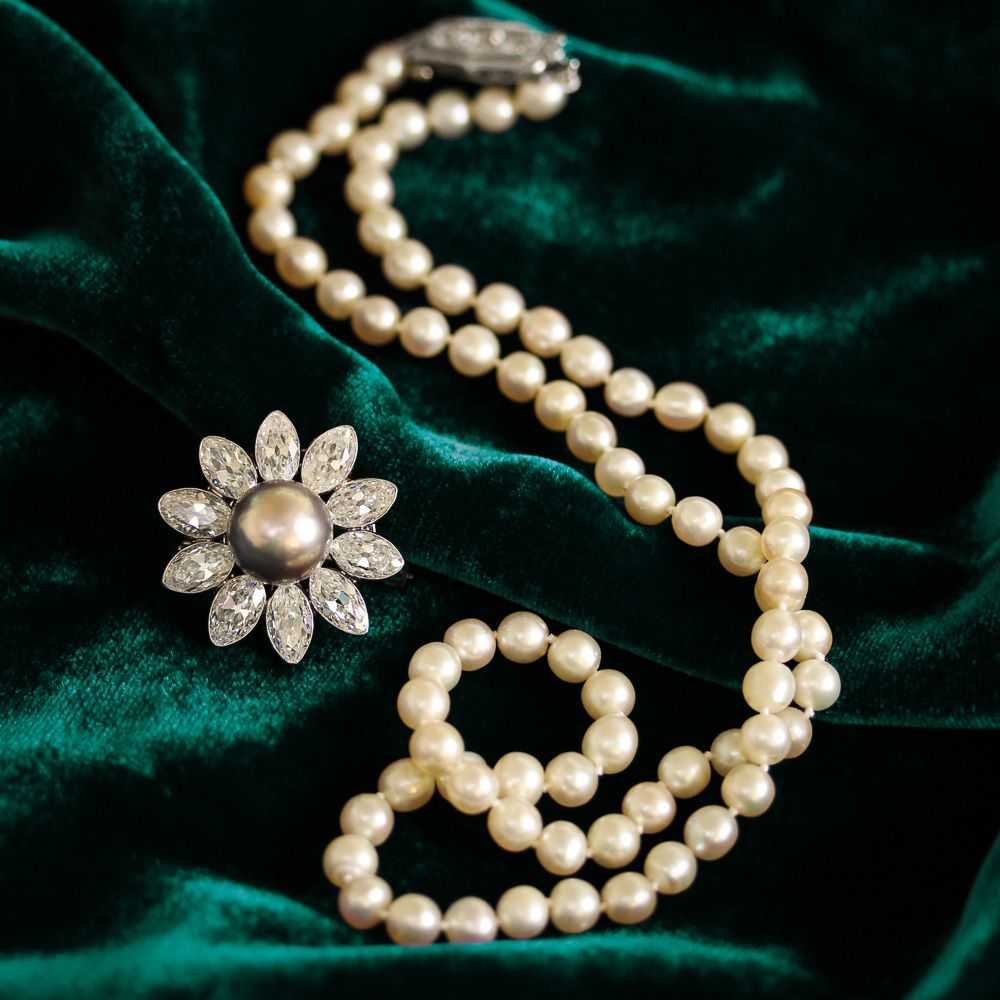 Important Natural Pearl and Marquise Diamond Flow… - image 6