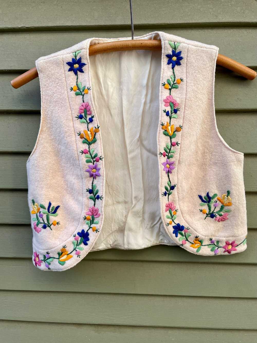 1930s 40s Embroidered wool vest - image 4