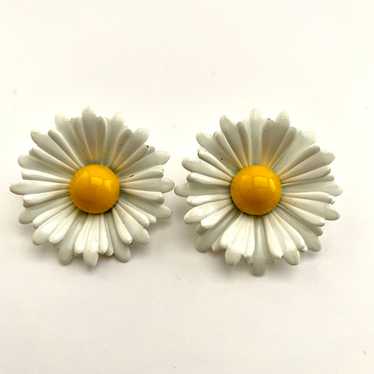 Late 60s/ Early 70s Daisy Enamel Flower Earrings - image 1