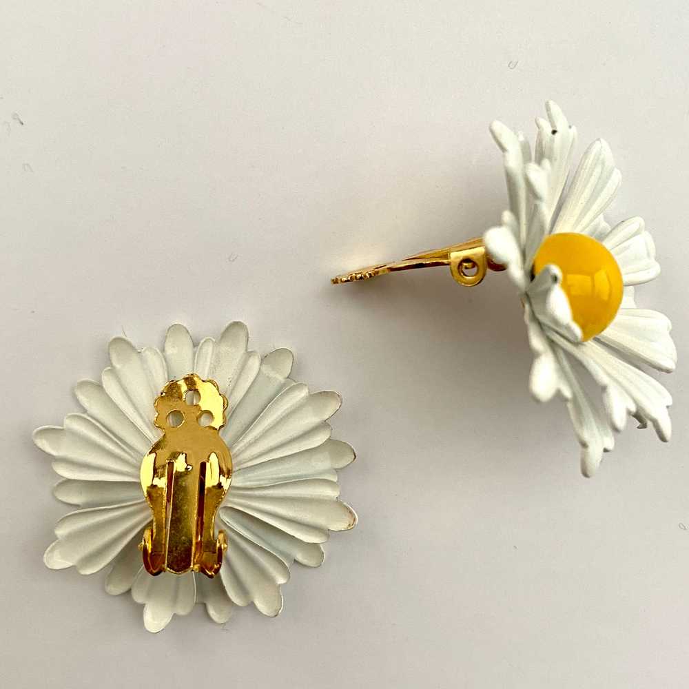 Late 60s/ Early 70s Daisy Enamel Flower Earrings - image 2