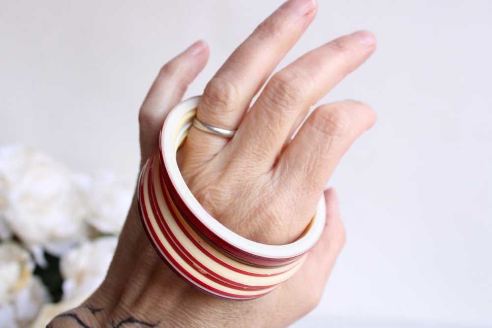 Vintage 1950s 1960s Red Bangles - image 10