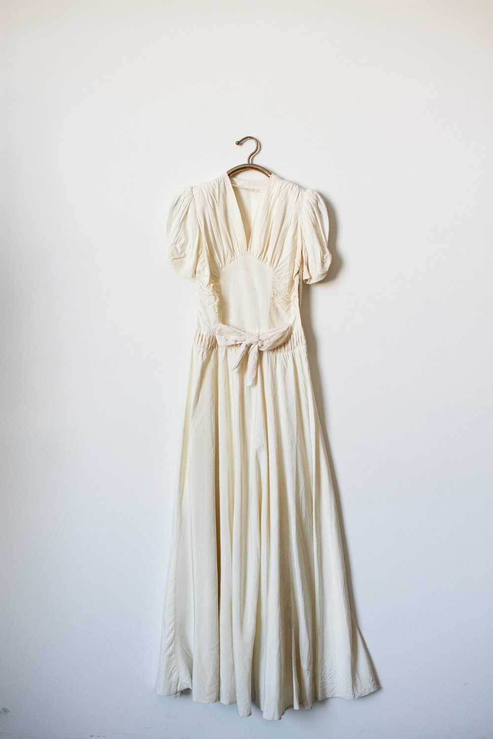 1940s White Taffeta Cap Sleeve Gown - image 2