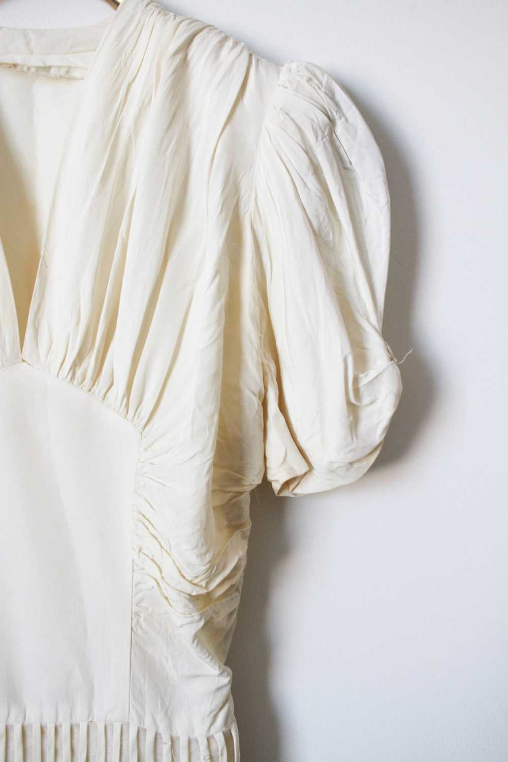 1940s White Taffeta Cap Sleeve Gown - image 4