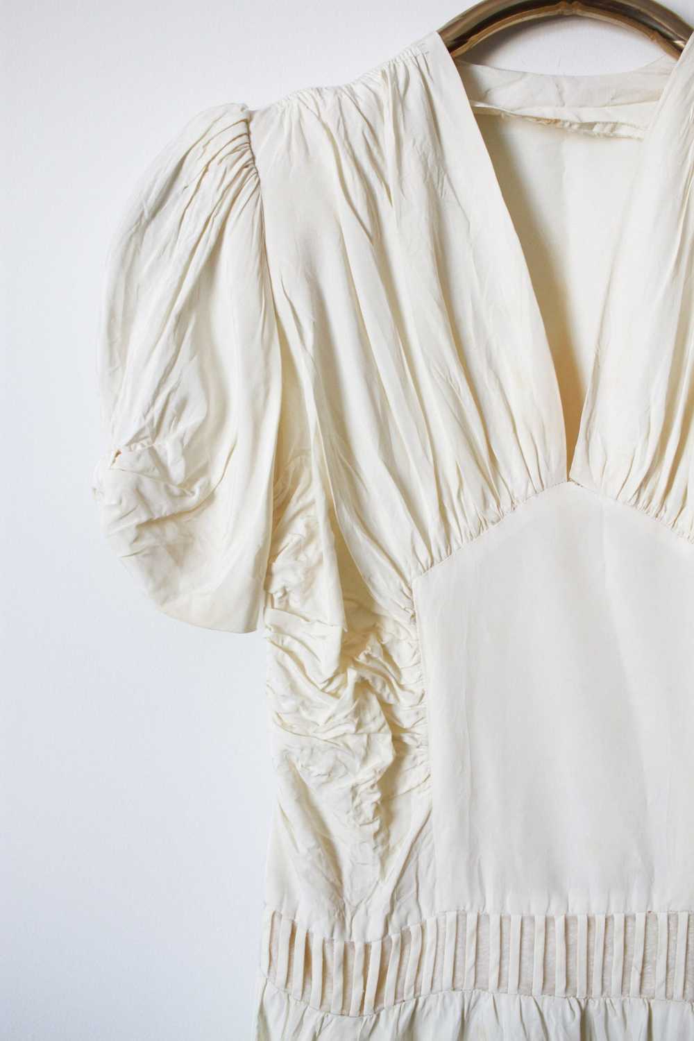 1940s White Taffeta Cap Sleeve Gown - image 5