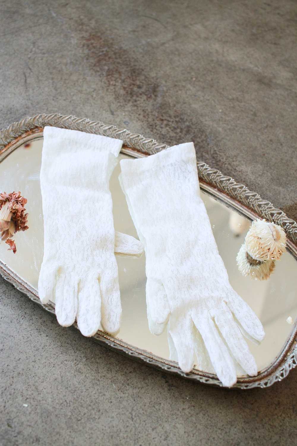 1950s White Lace Gloves - image 2
