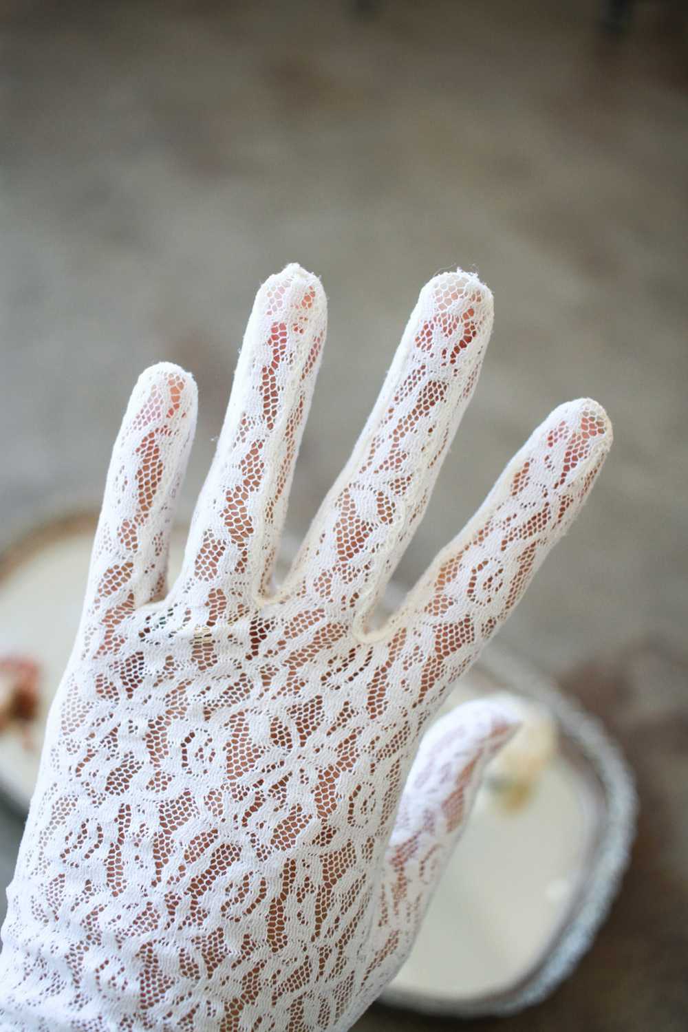1950s White Lace Gloves - image 3
