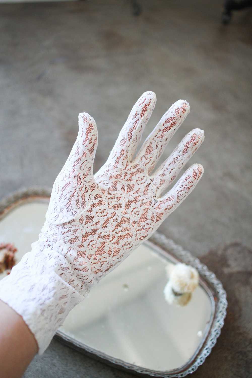 1950s White Lace Gloves - image 4