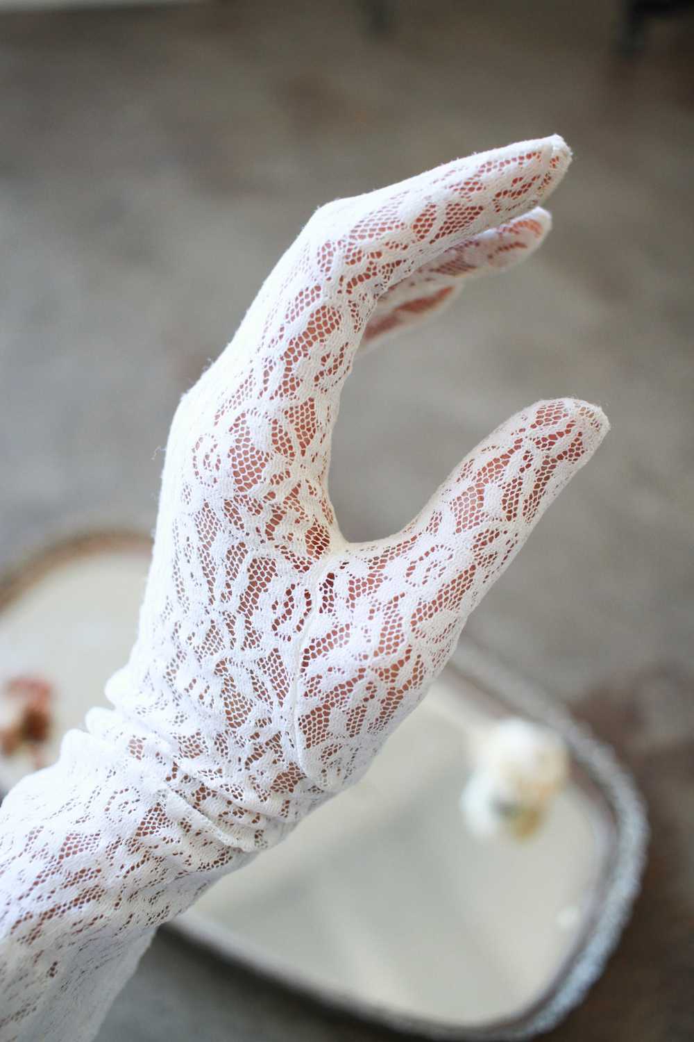 1950s White Lace Gloves - image 5