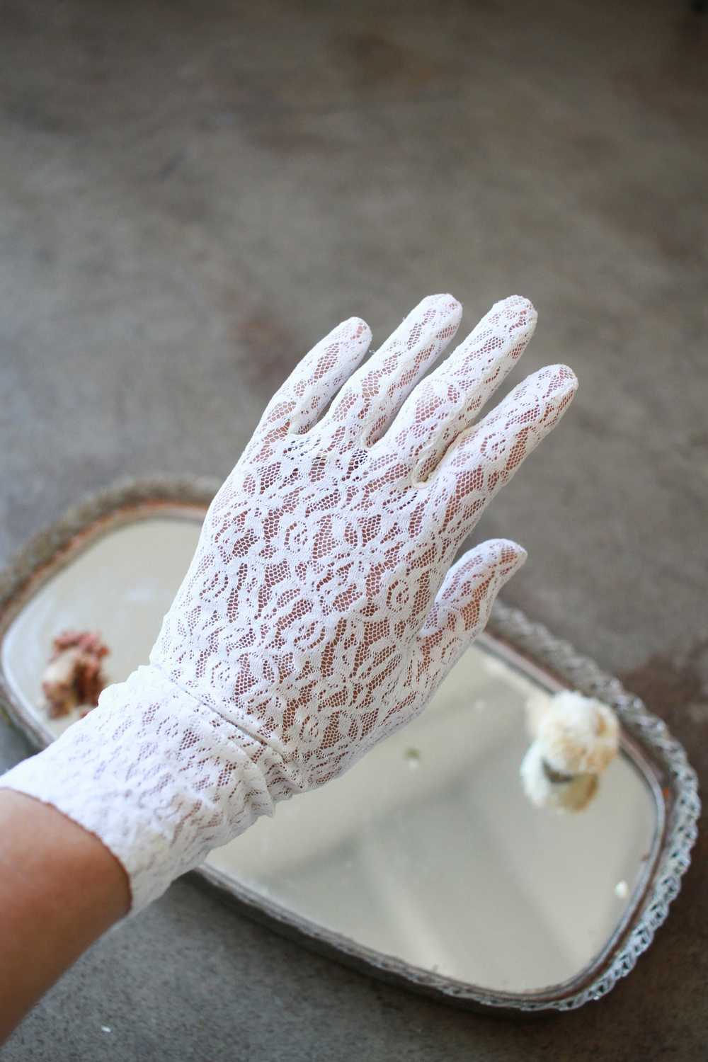 1950s White Lace Gloves - image 6