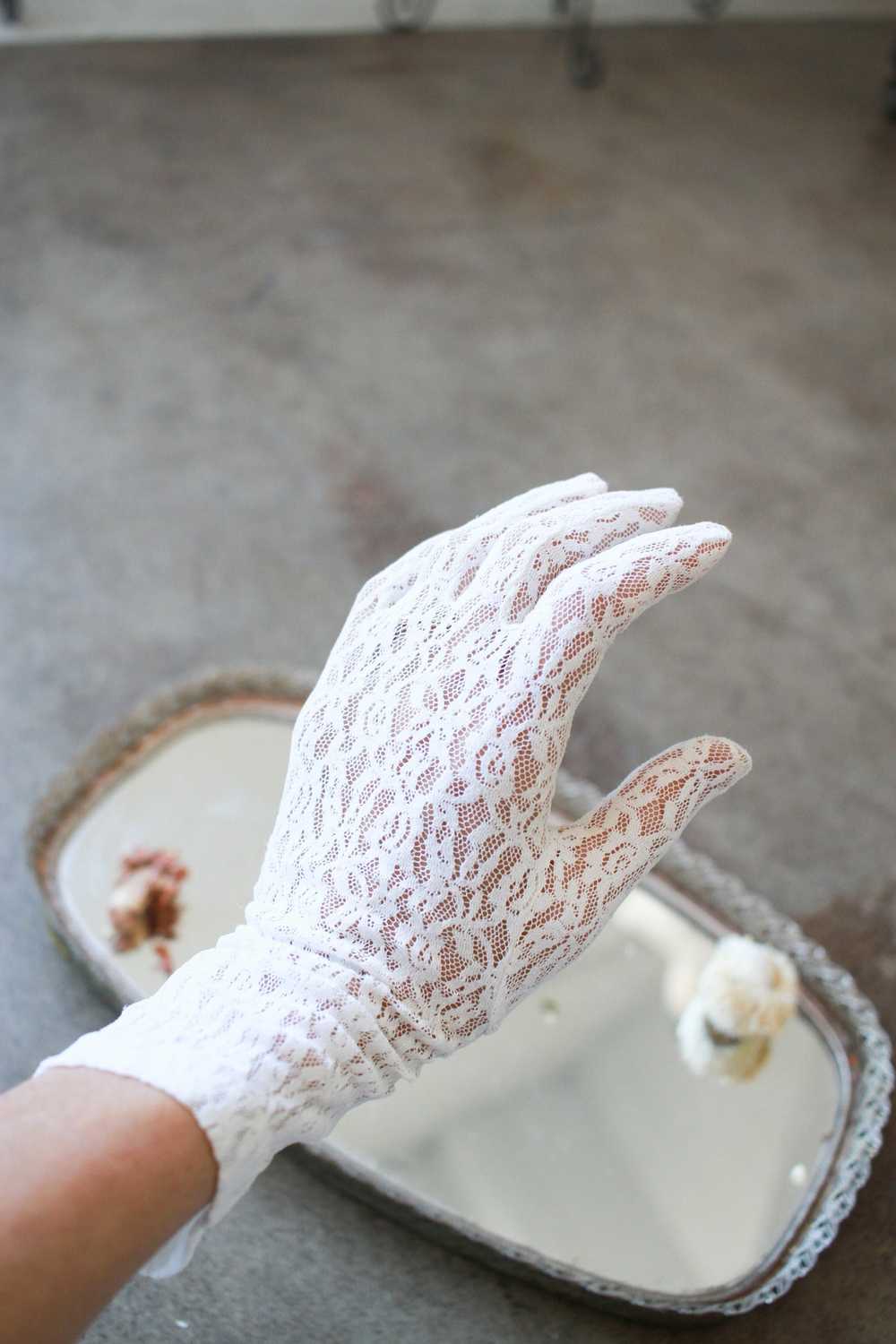 1950s White Lace Gloves - image 7