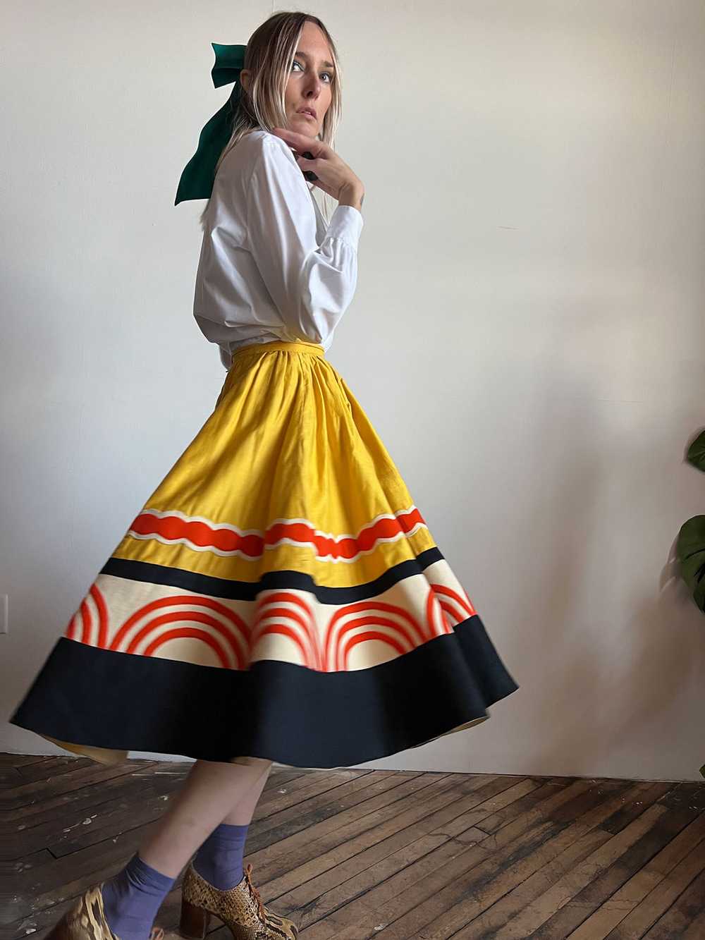 Vintage 1940's Yellow Felt Applique Circle Skirt,… - image 1