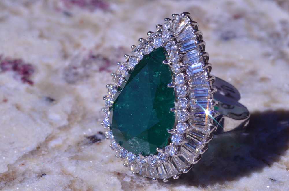 The Times Square: Outstanding Emerald & Diamond R… - image 11