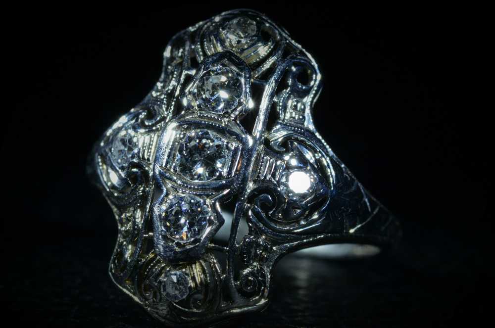 The Flatbush: 18 Karat Edwardian Three Stone Ring… - image 1